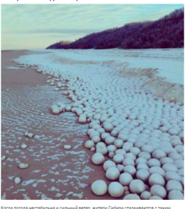 אבנים עגולות על החוף